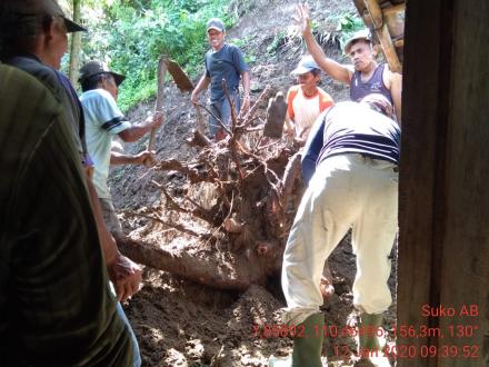 Hujan Lebat disertai Angin Kencang Akibatkan Tanah Longsor